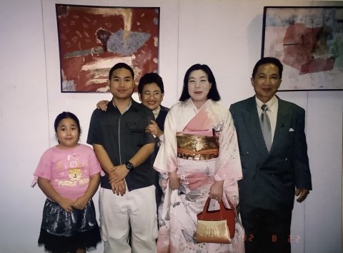 2002年8月22日ソムラップ・キテヤコーンファミリーと。王子と王女殿下