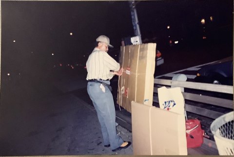荷解きと再梱包してくれる金城　　2000年の5月