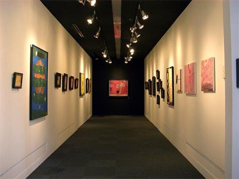 0号から50号までのサイズ45点を展示。