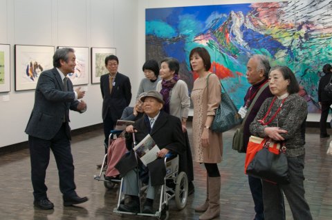 車椅子を押される加藤さん親子　知人　武内陶子さん　我々