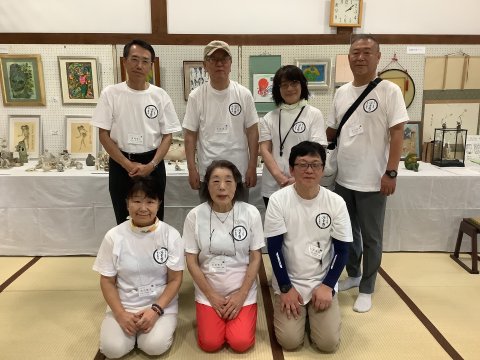 後列左琴畑錦一 本田敏秋 菊池美保 及川有市 展示品の前で。地元の実行委員会の方々と前列左田中智子中央多田祐子 石田英司
