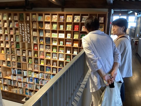 おおだいら悦子さんは語り部の方 「こども本の森・遠野」で。右、田中智子 左側 大平(おおだいら)悦子さん