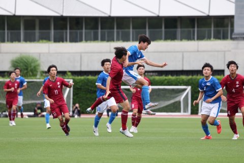 帝京のブルーのユニホームで、高く飛んでいます。