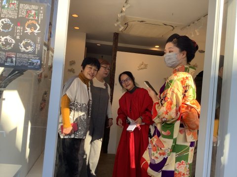 ギャラリー蚕室　　お客様と作者左手