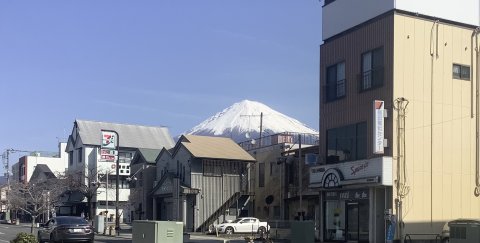 街の中からの富士山