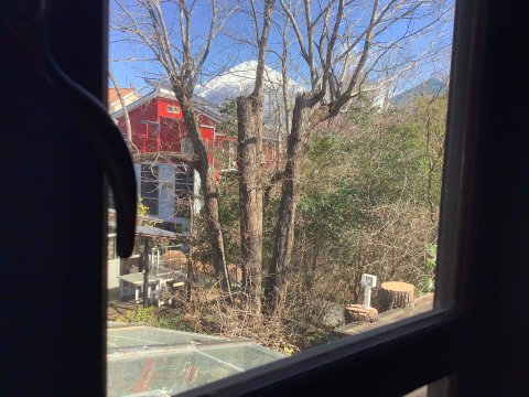 ギャラリーの窓からの富士山