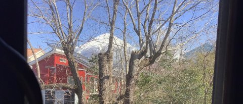 画廊の窓からの富士山