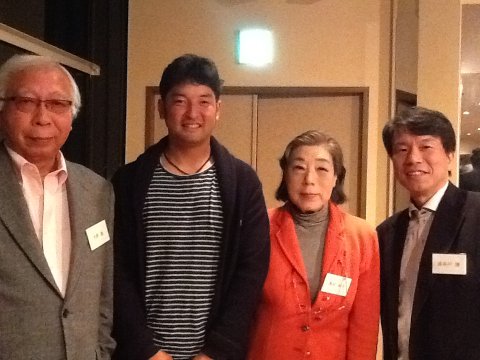 嶺井博希捕手と。右は大野徹氏。左は長谷川清氏